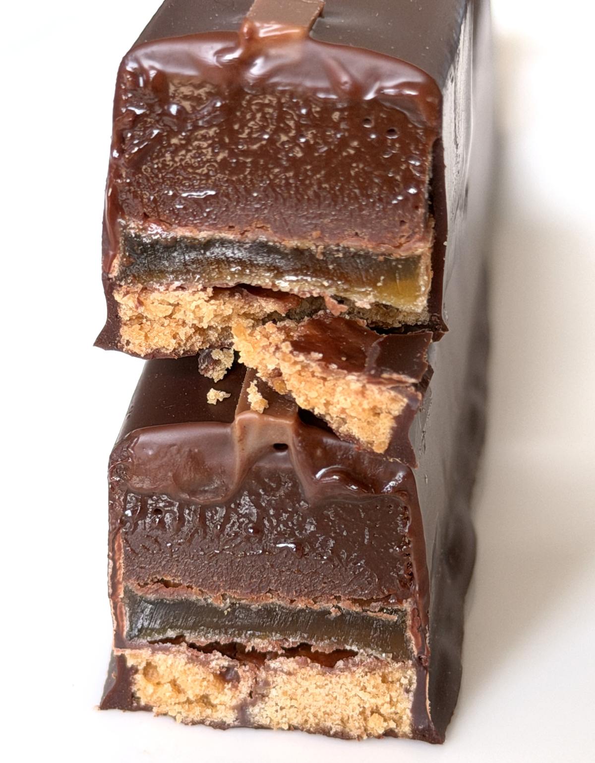 グザビエベルジェ バー ガナッシュ&パッションフルーツピュレ、サブレの断面