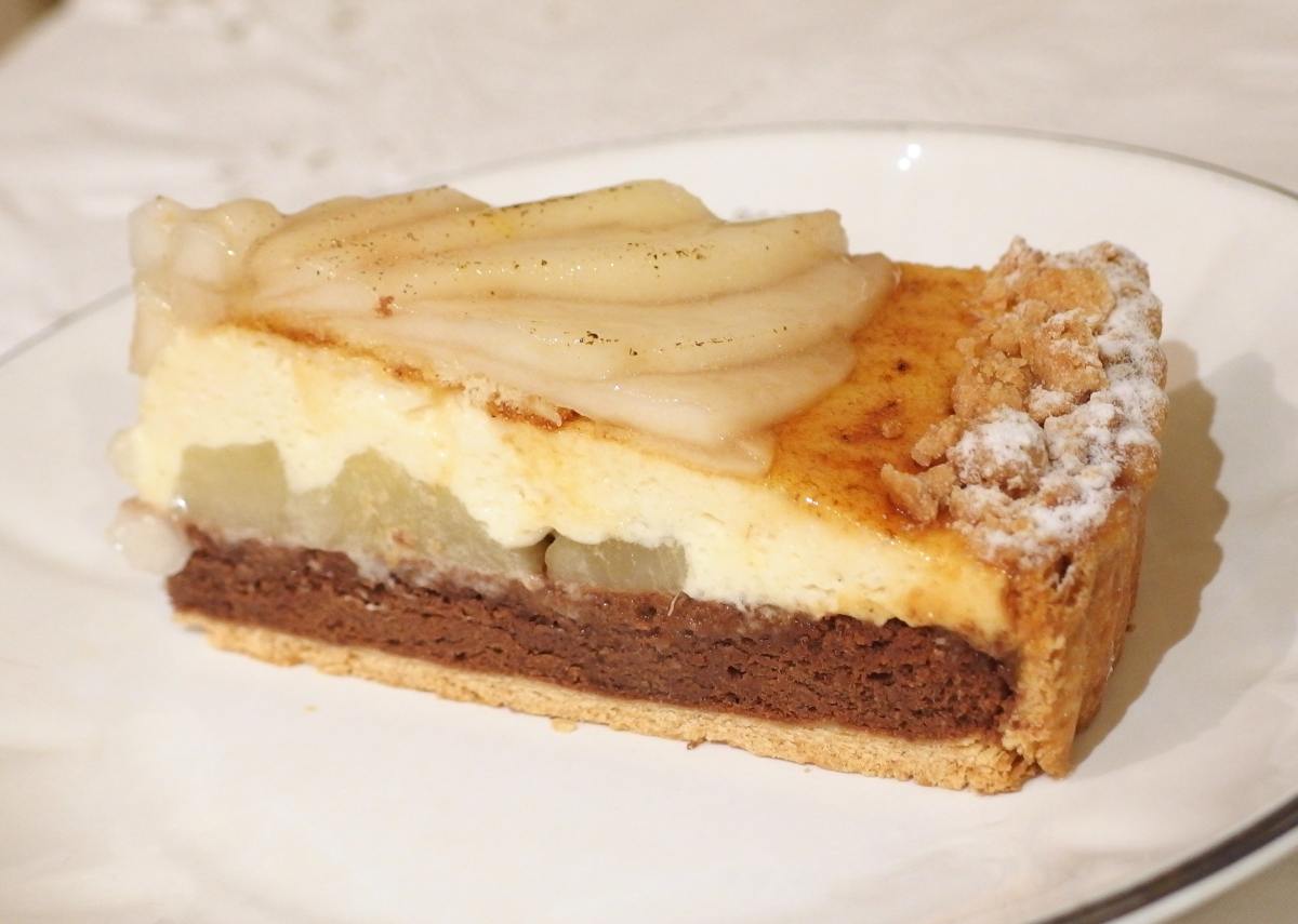 洋梨のシブーストとチョコレートのタルト