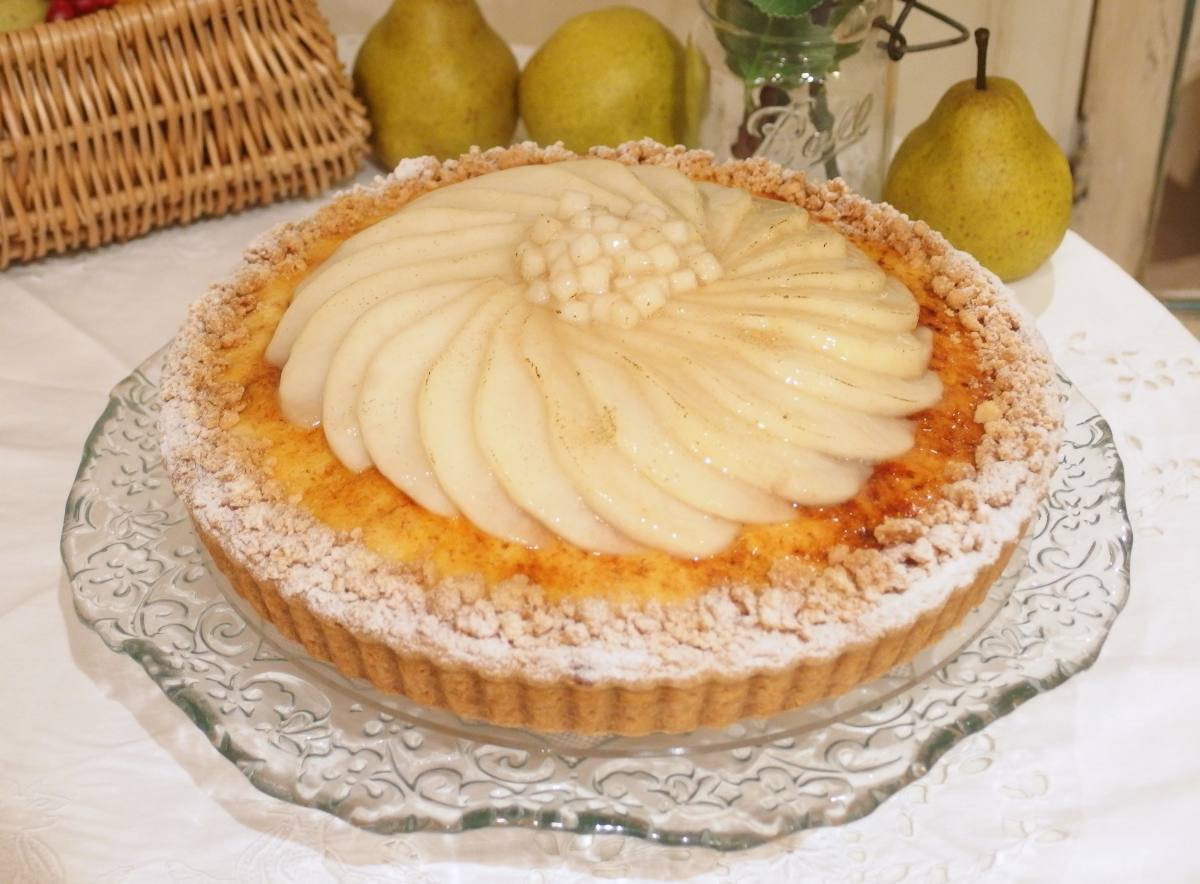 洋梨のシブーストとチョコレートのタルト