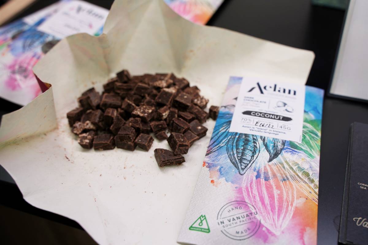 バヌアツ共和国産のカカオでBean to Barヴィーガンチョコレートを作る〈アエランチョコレート〉のココナッツショコラ