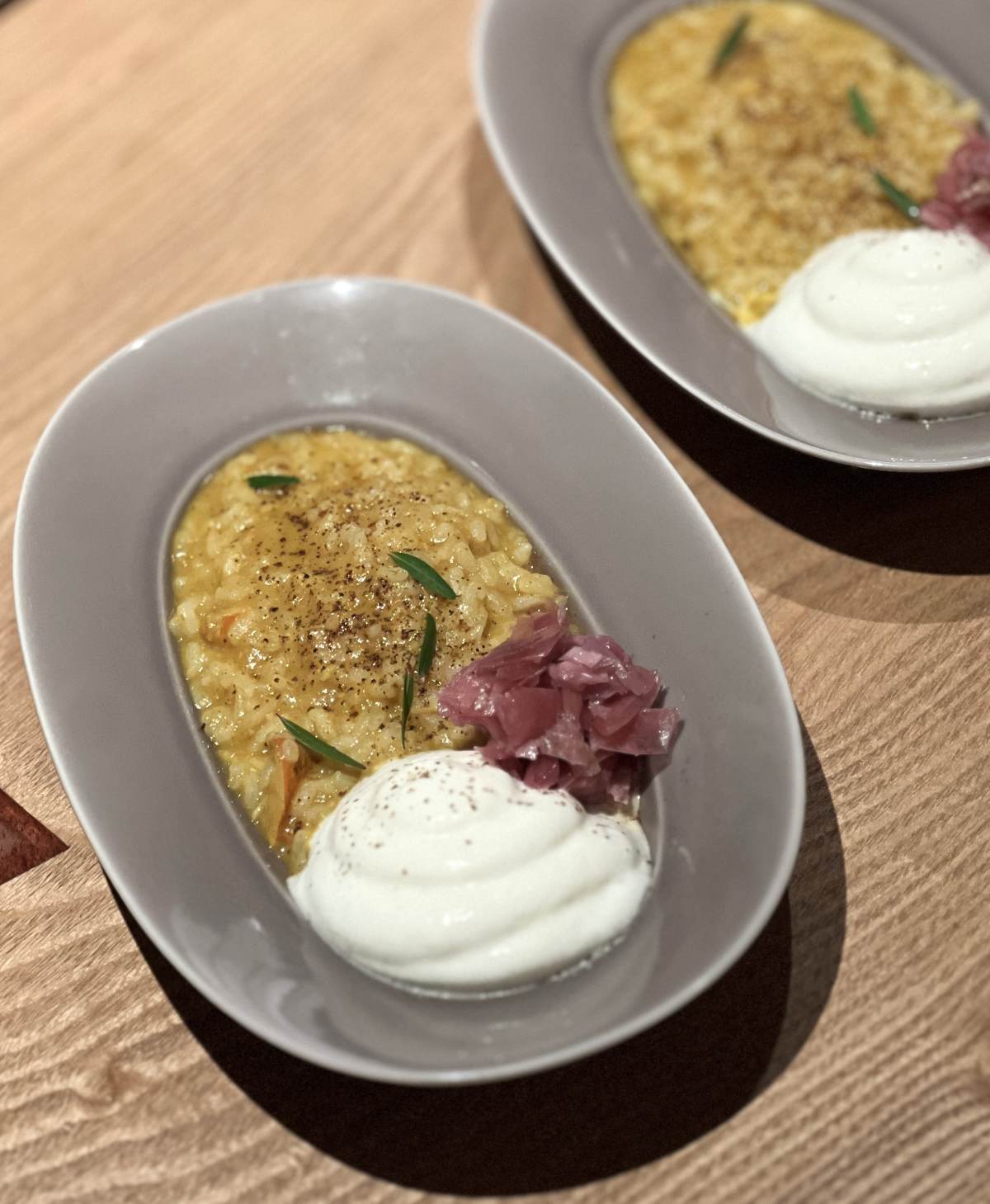 生姜のエスプーマを絞ったシーフードカレー