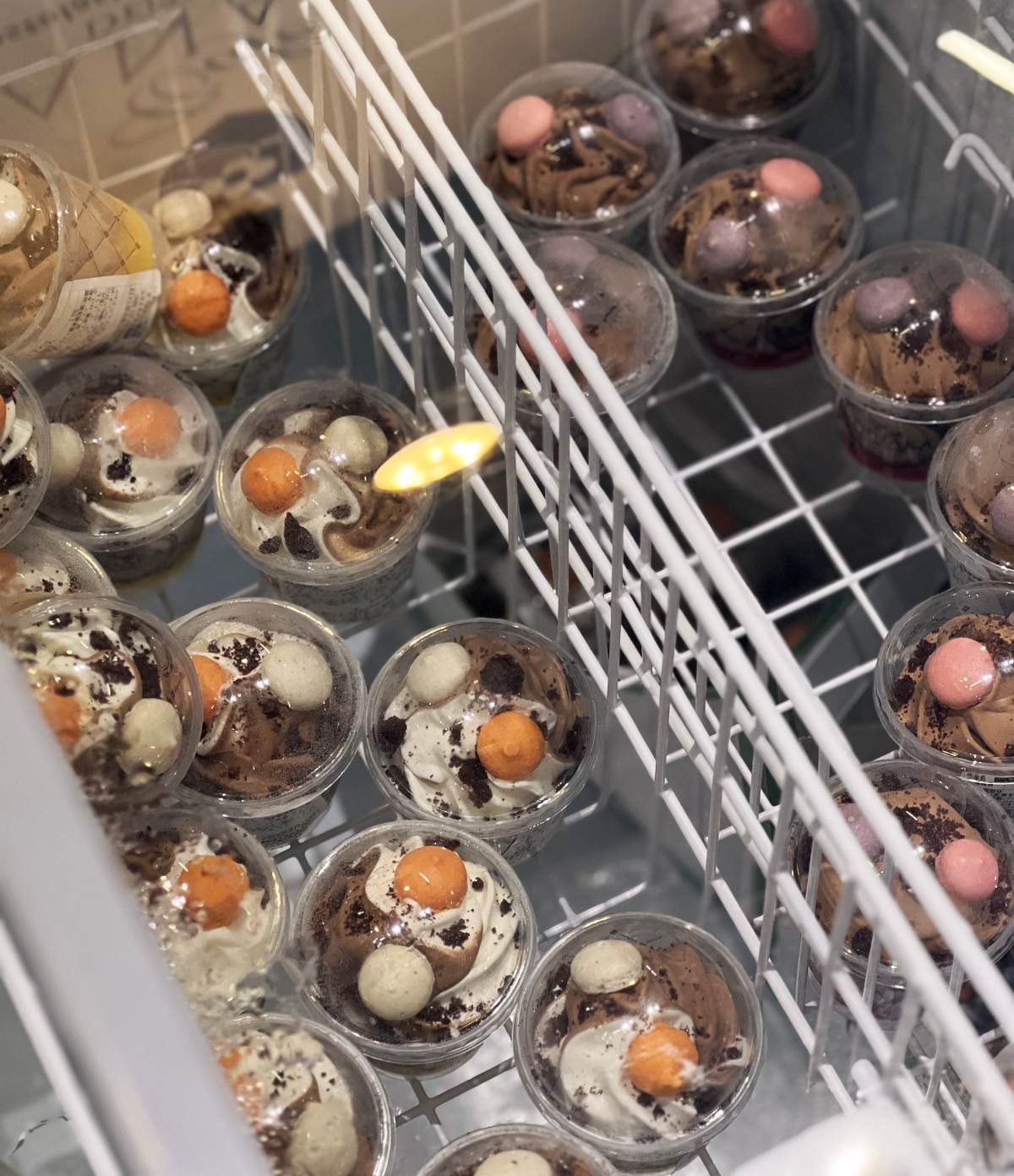 カフェタナカ 万博限定パフェ マンゴーとフランボワーズの2種類