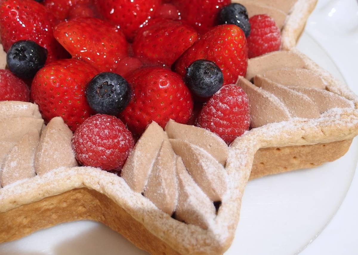 星型　赤いフルーツとチョコレートクリームのタルト