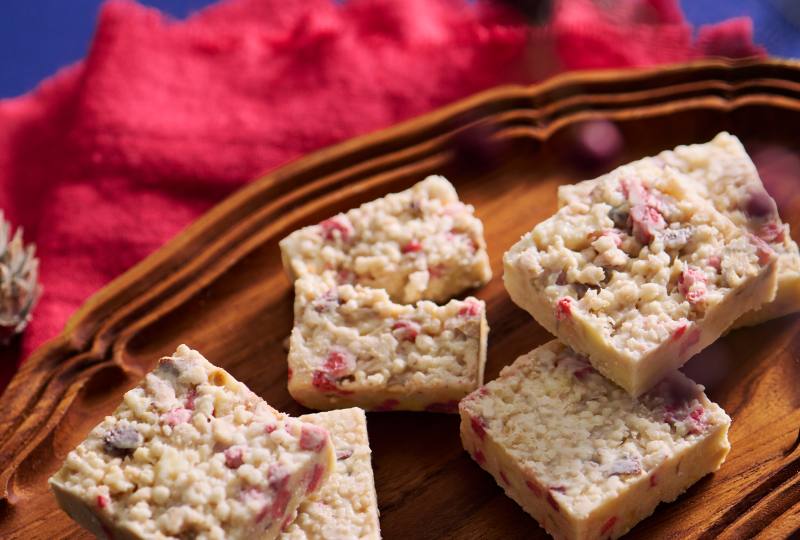 宝物のかけらを集めるオコジョのホワイトストロベリークランチ