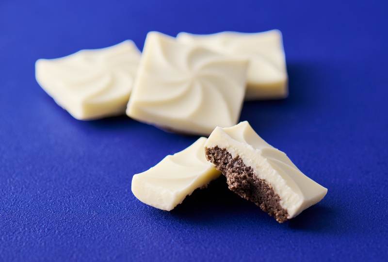 雪空にくるりと舞うシマエナガのホワイトショコラクッキー