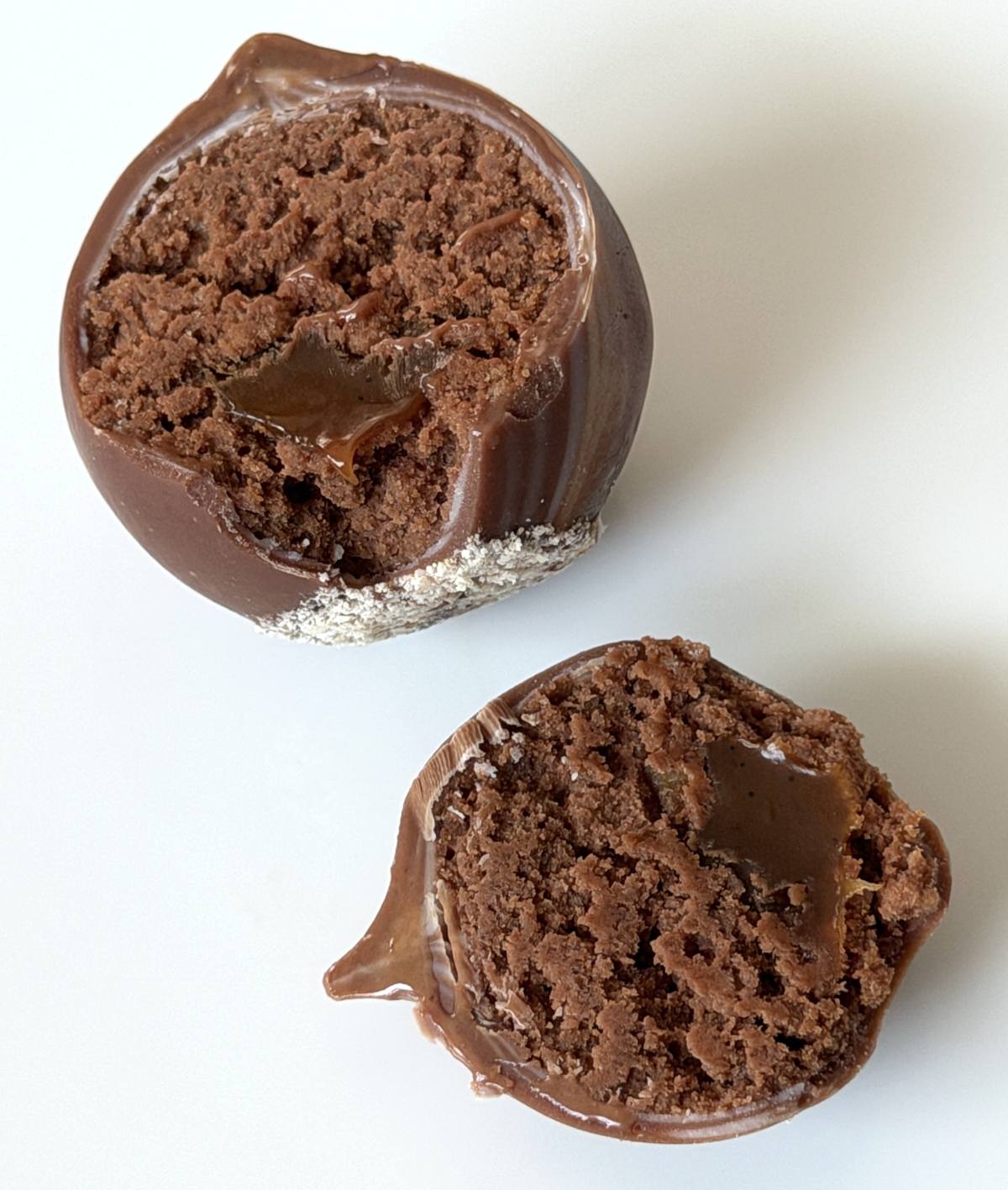 ・ヘーゼルナッツ型…ヘーゼルナッツジャンドゥーヤ×バニラキャラメル(ミルク)の断面