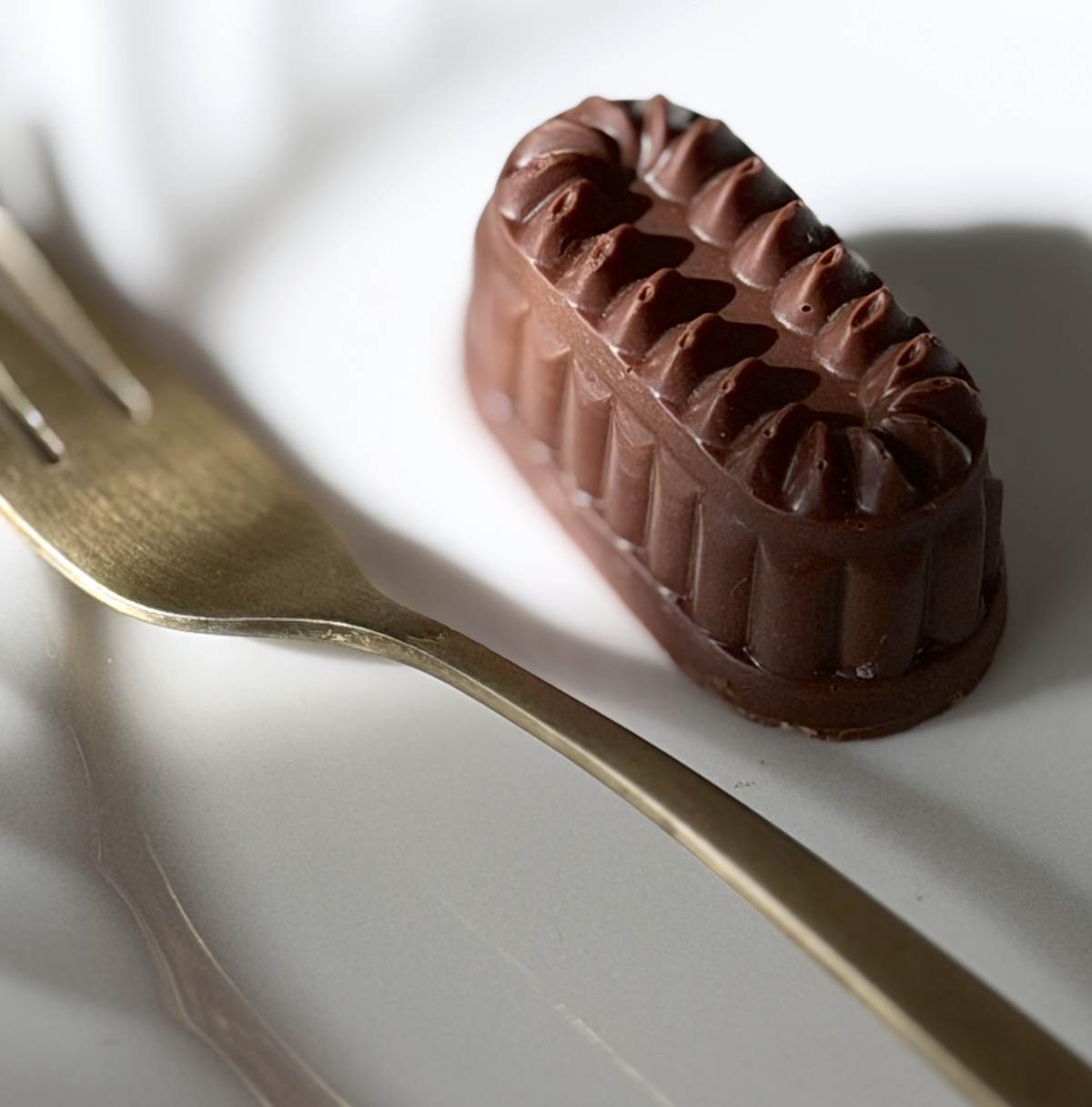 プランク―ル コーンのプラリネとキャラメルのケーキ型ボンボン