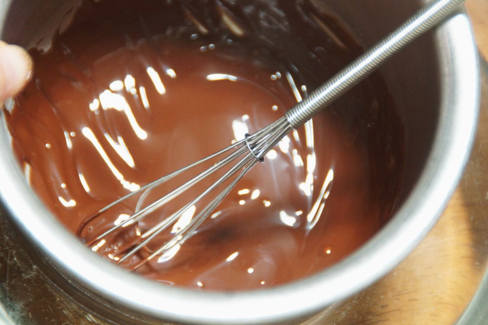 チョコレートを湯煎する