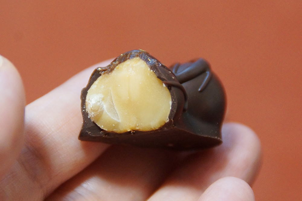 銀座チョコナッツのマカダミアナッツチョコレート