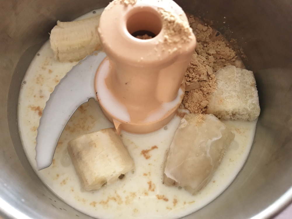 バナナときな粉、牛乳を混ぜる